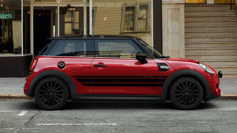 Вид сбоку 3-дверного MINI с дверными ручками и крышкой топливного бака Piano Black