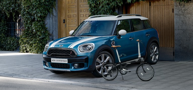 The MINI Countryman in grass.