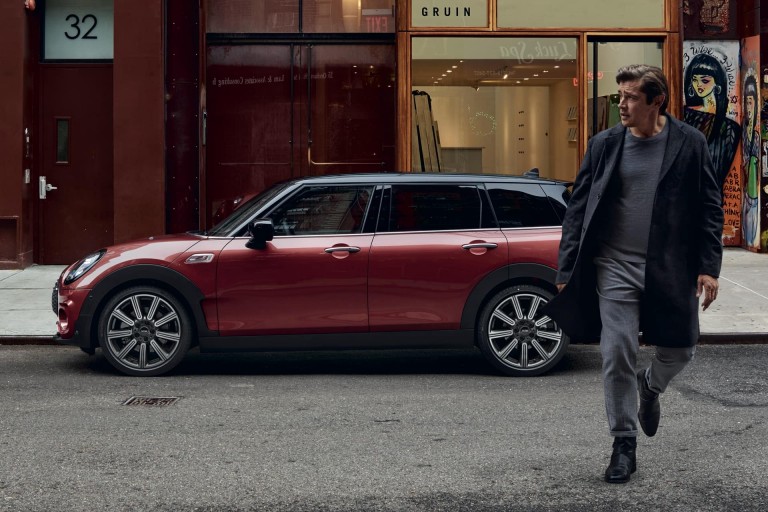 MINI Clubman – красный с черным – вид сбоку