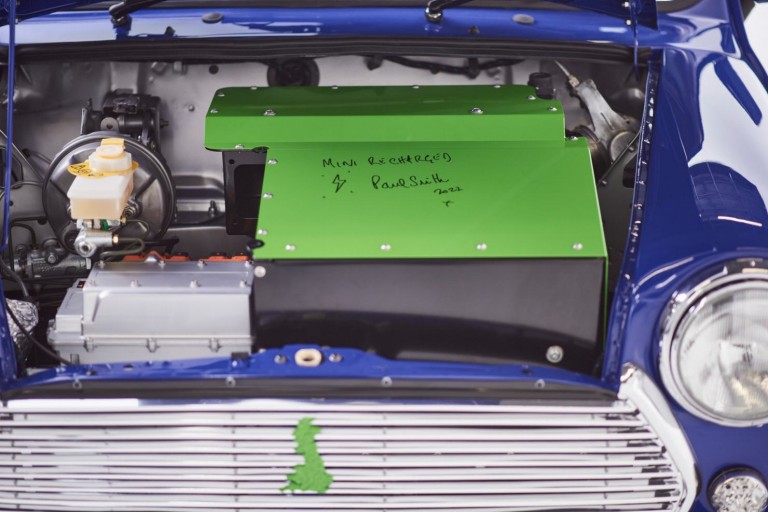 Подпись, ставшая легендарной: Пол Смит оставляет автограф на лаймово-зеленой батарее своего перезаряженного электрического Mini.