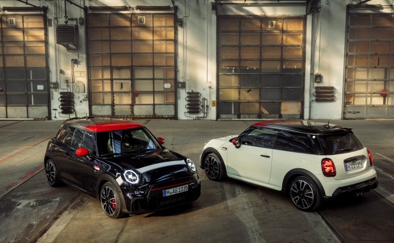 MINI Pat Moss Edition 2022 года был посвящен легендарной гонщице Пэт Мосс и ее победе на Ралли тюльпанов в 1962 году.