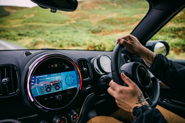 Джеффри Боуман в своем подключаемом гибриде MINI Cooper S ALL4 Countryman в поездке по национальному парку «Озерный край».