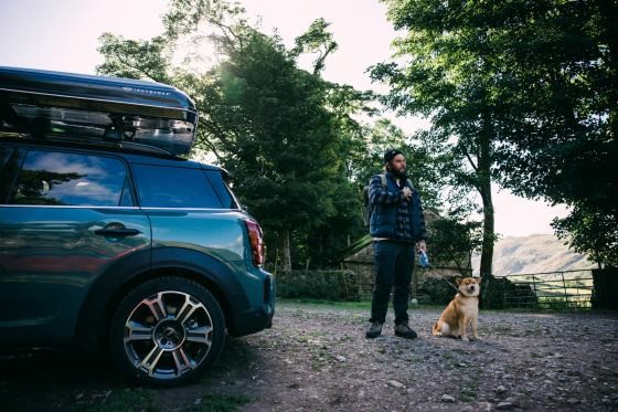 Джеффри Боуман в своем подключаемом гибриде MINI Cooper S ALL4 Countryman в поездке по национальному парку «Озерный край».