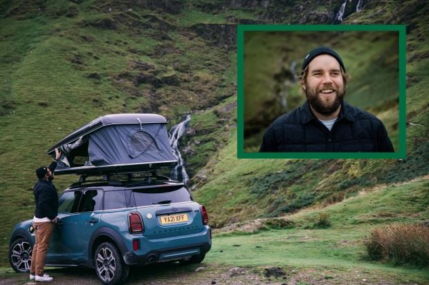Портрет Джеффри Боумана и его фотография вместе с подключаемым гибридом MINI Cooper S ALL4 Countryman