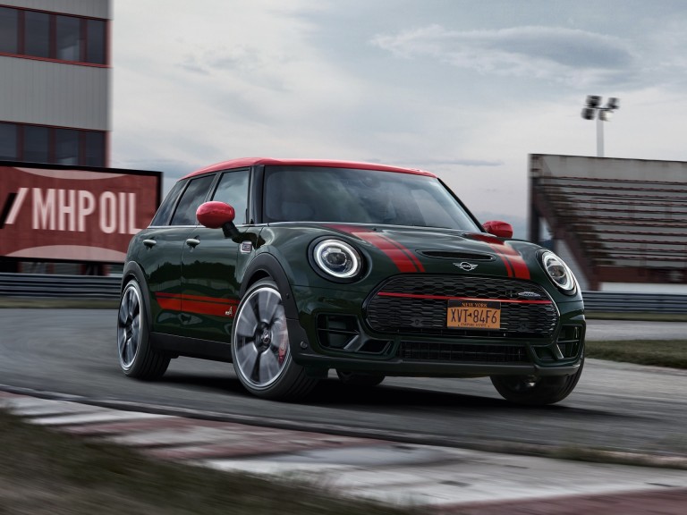 MINI John Cooper Works Clubman - вид спереди - гоночный трек