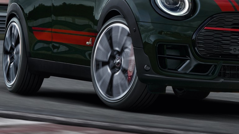 MINI John Cooper Works Clubman - вид спереди - гоночный трек