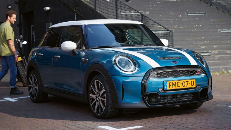 5-дверный хэтчбек MINI – вид спереди синий и белый – сравнение моделей