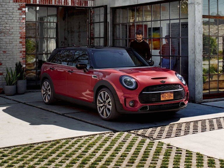 MINI Clubman – красный и черный – освещенные поверхности