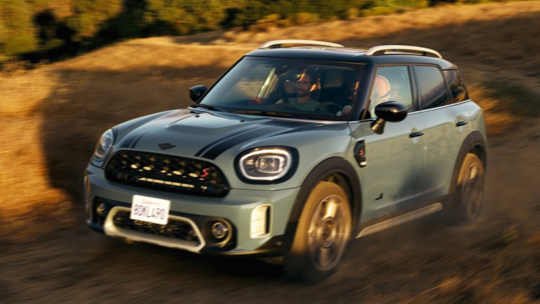 MINI Countryman – вид сбоку зеленый и черный – сравнение моделей